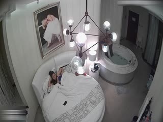 精装套房企业高管与苗条白嫩小情人开房啪啪真有情调喝红酒跳舞浴缸内大战舔逼水中女上站立回床上继续操