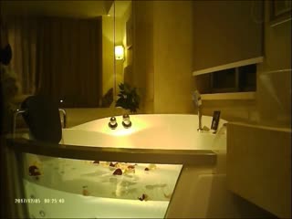 猛男大神FY老地方再约风骚独居少妇洗鸳鸯浴浴缸内开操回床上继续爆操连续高潮抱起来猛插像吃大力丸一样猛对白淫荡