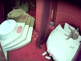 酒店360监控TP骚女打电话约情夫过来啪啪非常会玩的一对还不时拿手机出来自拍一下