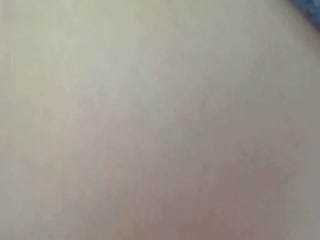 性急的儿子在回老家列车上把老妈拉进厕所给操了