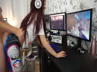 和漂亮妹子一边啪啪一边玩守望先锋你俩是操爽了，这不是坑人吗