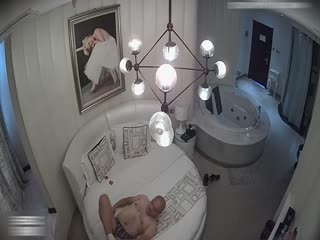 喜欢健身的美女酒店被中年男大屌彻底征服了刚干完一次美女趴那看电视又被掰开腿猛操都干哭了还要了第3次