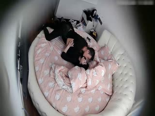 情人节特色圆床房大学生情侣缠绵造爱衣服不脱就开始亲吻挑逗脱掉裤子往阴道里插多体位妹子肤白阴毛性感身材好