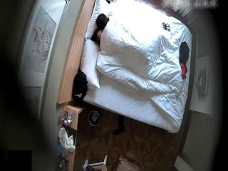 商务旅馆俯拍激情四射的年轻小情侣打炮排骨四眼小伙很性福干一会苗条美女裹j8然后再干还给毒龙很能折腾