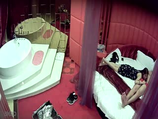 羡慕死单身狗啦情趣主题宾馆样子很挫的肥哥扛起漂亮长发小女友的双腿爆操好像无套内射妹子说老公你好厉害啊