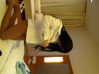 摄影师 性感美胸三线嫩模酒店大尺度私拍时被摄影师趁机揩油用道具玩弄嫩穴后又故意拍私处