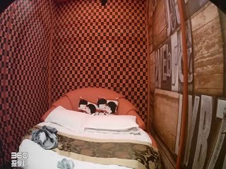 专业情趣约炮房外表斯文素雅眼镜妹子内心火热淫荡提前进屋脱光等待男友穿上情趣装挂吊绳上干激情四射