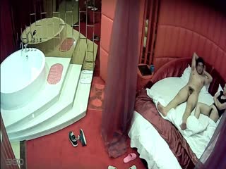 一对男女浴缸房开房打炮女的帮男的打灰机口活做爱叫的淫荡