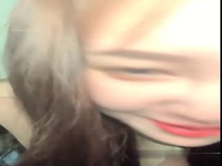 妹子一边聊骚~一边自慰